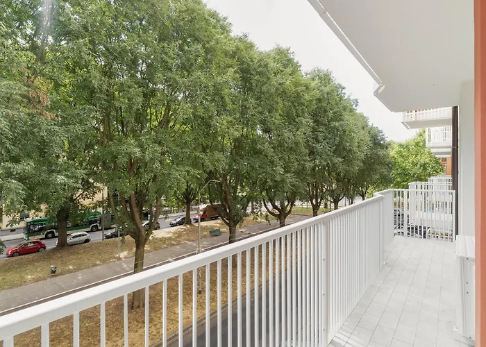 Guesthost - Bright & Comfy In Corvetto Apartman *