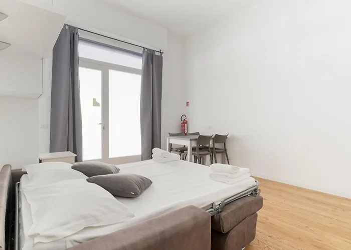 Guesthost - Near Parco Adriano