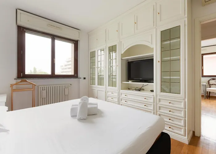 Guesthost- Universita Bocconi Terrace Apartment