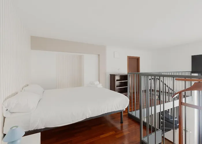 Daire Guesthost - M5 Istria & Marche Roomy Lofted Milano