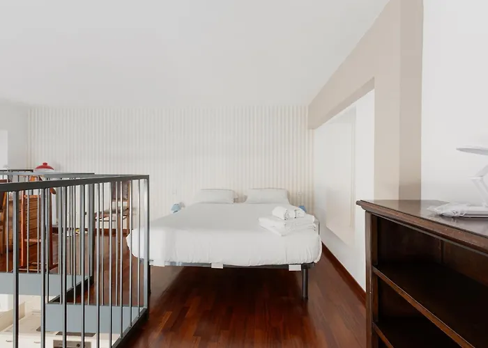 Guesthost - M5 Istria & Marche Roomy Lofted Milano