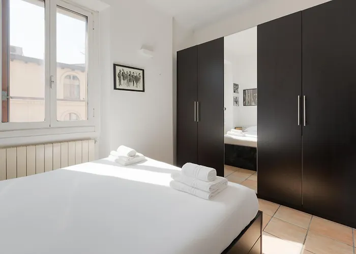 Guesthost - Industrial-style In Chinatown! *