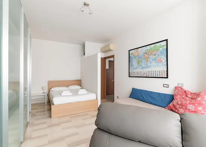 Guesthost - Bright With Parking Appartamento Milano