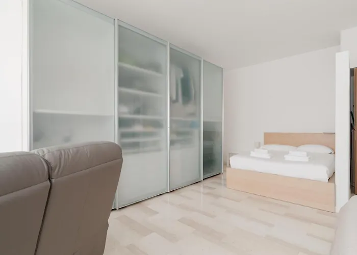 Guesthost - Bright With Parking Apartman *