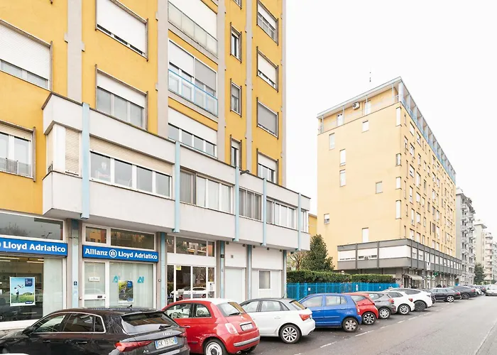 Guesthost - Bright With Parking *