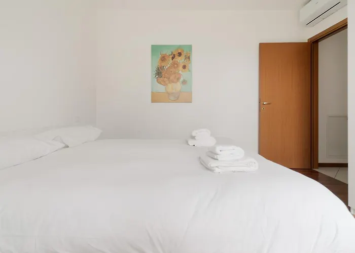 Guesthost - Bright With Garden Διαμέρισμα *