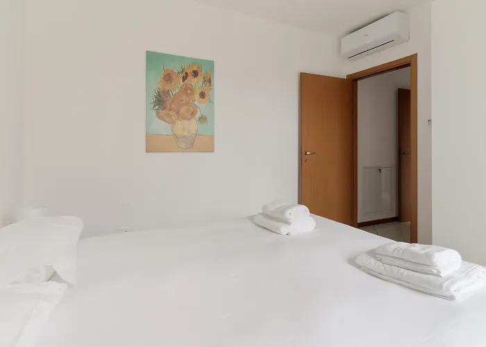 Guesthost - Bright With Garden *