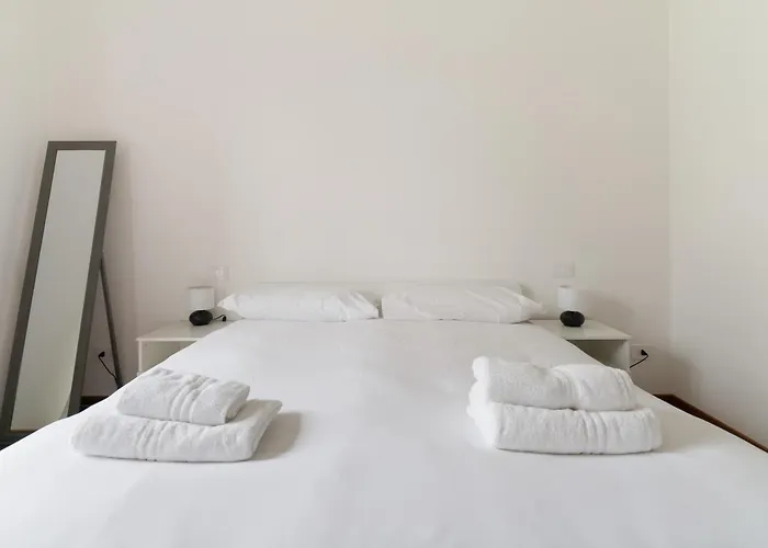 Guesthost - Bright With Garden