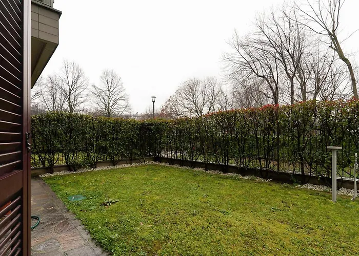 Guesthost - Bright With Garden