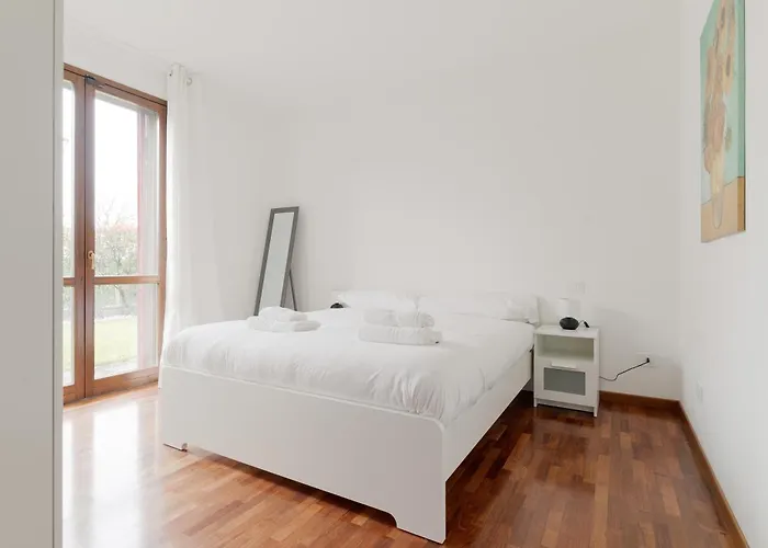 Guesthost - Bright With Garden Διαμέρισμα