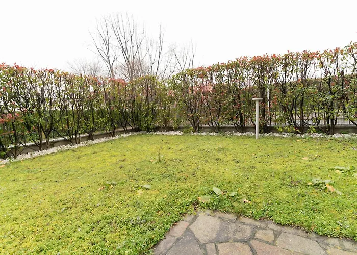 Guesthost - Bright With Garden *