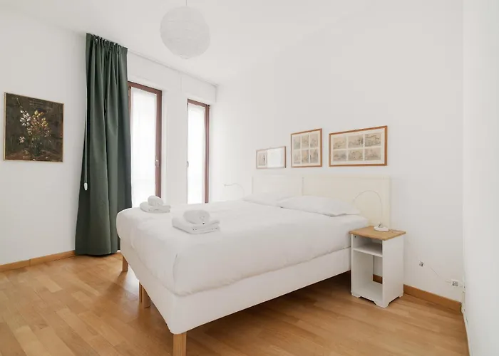 Guesthost - M4 California Bright