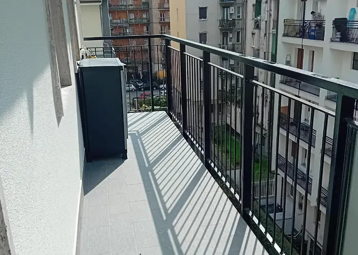 Guesthost - San Siro Modern With Balcony Daire