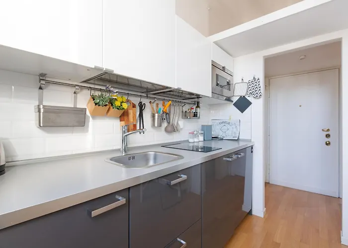 Guesthost - Mm Tolstoj - *