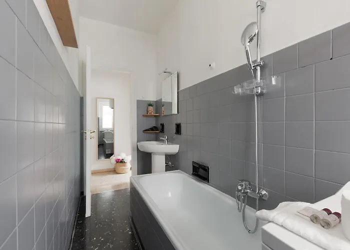 Guesthost - San Siro Modern With Balcony Daire *