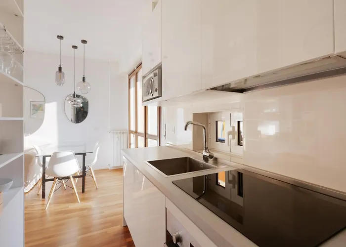 Guesthost - Modern With Balcony Near Niguarda Hospital شقة