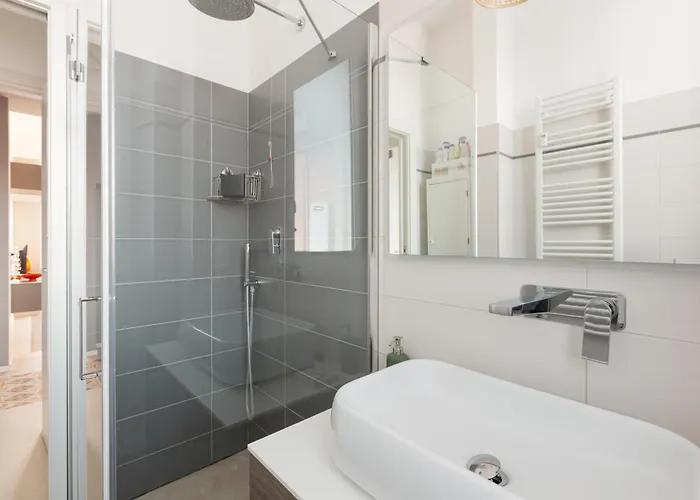 Guesthost - M4 Argonne Cosy