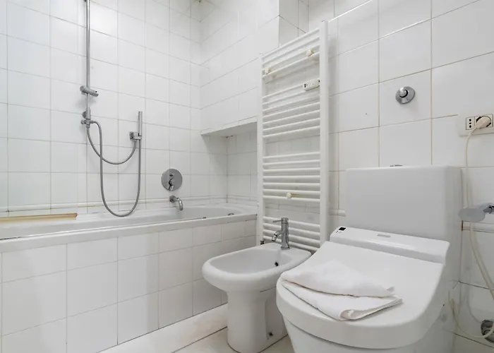 Guesthost - Brera Escape! Exclusive Roomy Flat * 밀라노