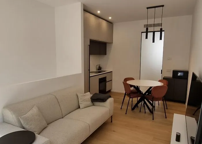 Vytalea - Trilocale Moderno Con Patio E Doppi Servizi, Vicino M4 - Modern 2-bedroom With Patio&two Bathrooms, Near Metro M4 *