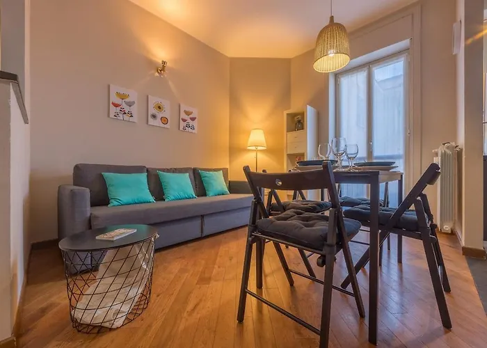 Bright & Cozy 2 Bedroom Flat 50m From M4 Stop Apartment *