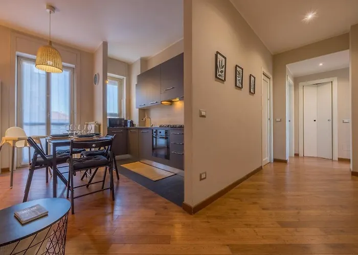 Bright & Cozy 2 Bedroom Flat 50m From M4 Stop *