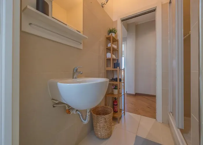 Bright & Cozy 2 Bedroom Flat 50m From M4 Stop
