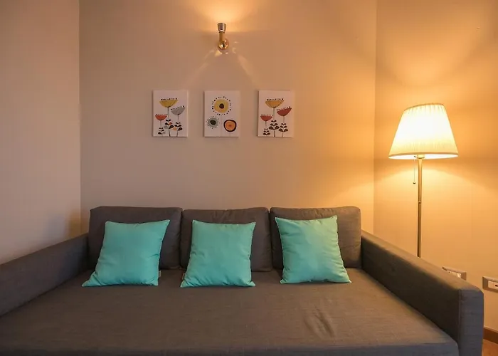 Bright & Cozy 2 Bedroom Flat 50m From M4 Stop Apartment