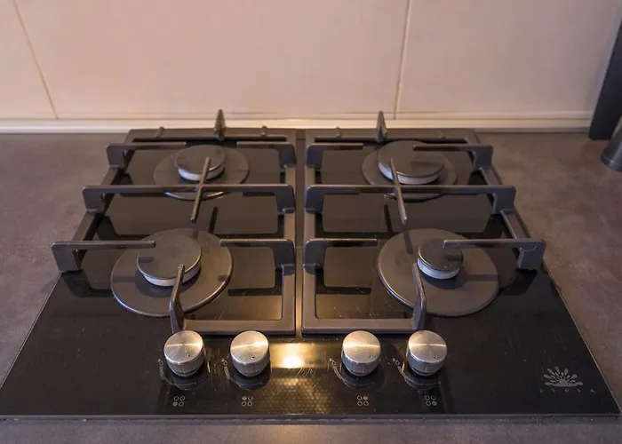 Bright & Cozy 2 Bedroom Flat 50m From M4 Stop
