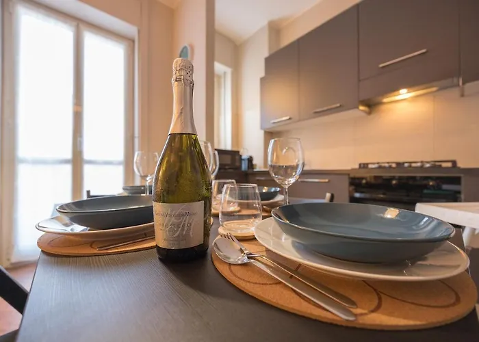 Bright & Cozy 2 Bedroom Flat 50m From M4 Stop
