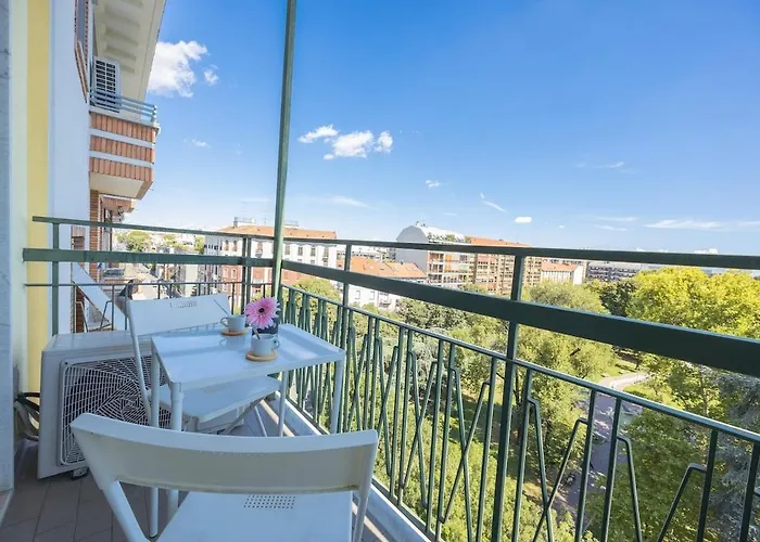 Apartment Bright & Cozy 2 Bedroom Flat 50m From M4 Stop *