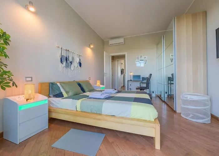 Bright & Cozy 2 Bedroom Flat 50m From M4 Stop Apartment Mailand