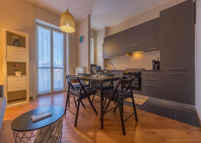 Bright & Cozy 2 Bedroom Flat 50m From M4 Stop * Milánó