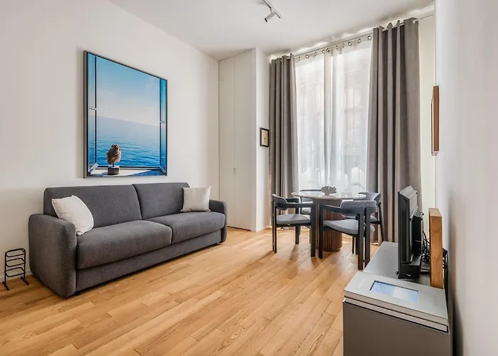 Intrho Isola Luxury , Modern & Cozy ميلان