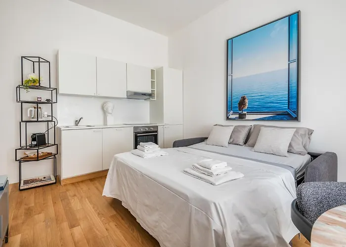 Intrho Isola Luxury , Modern & Cozy