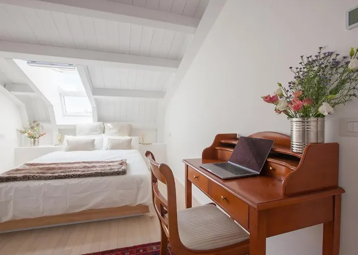 Newly Renovated Bright Penthouse *