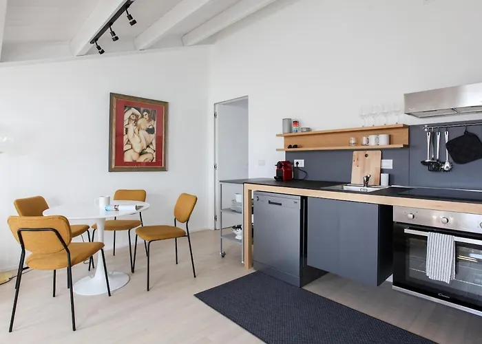 Newly Renovated Bright Penthouse *