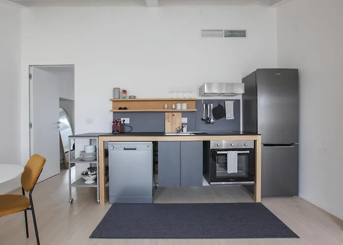 Newly Renovated Bright Penthouse