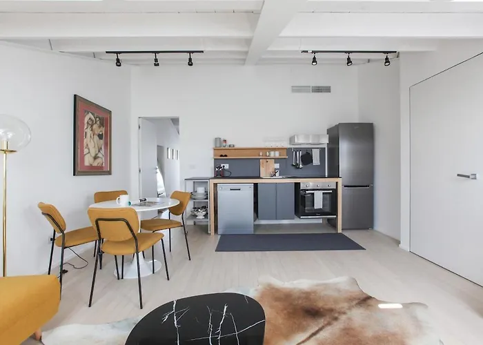 Newly Renovated Bright Penthouse *