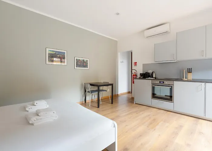 Guesthost - Bright With Balcony In Apartamento