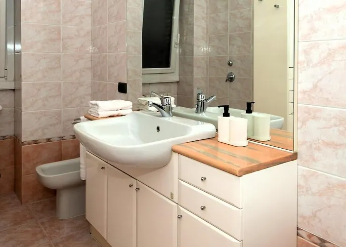 Spacious Near Bocconi Daire