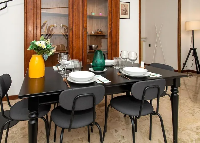 Spacious Near Bocconi Daire