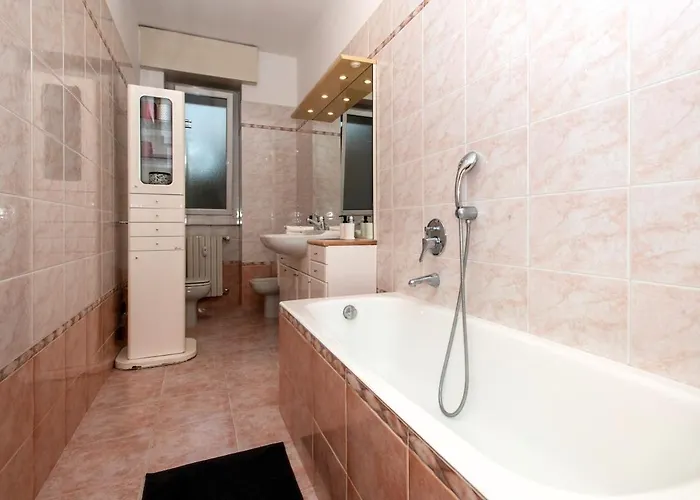 Spacious Near Bocconi Daire