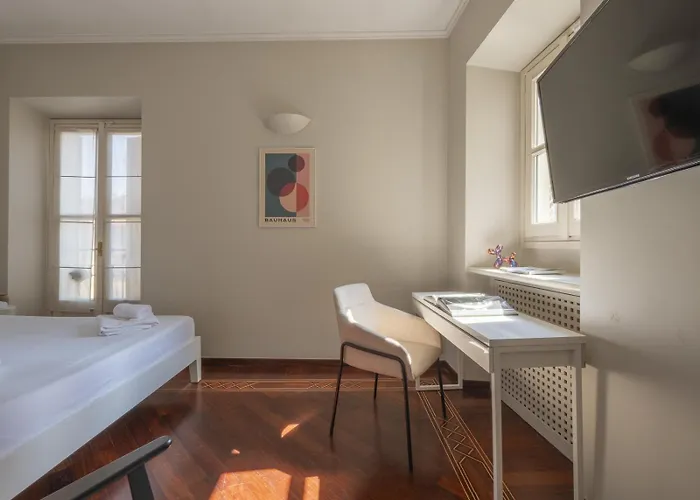 Bright & Chic 1bdr With Shared Rooftop Terrace In San Babila Mailand