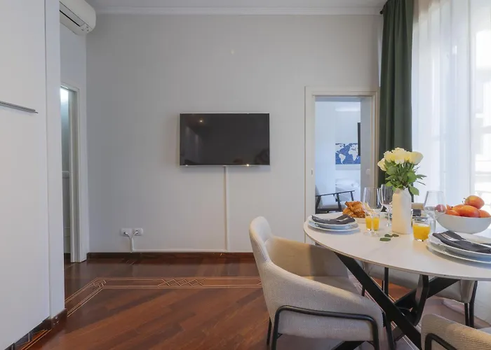 Bright & Chic 1bdr With Shared Rooftop Terrace In San Babila Mailand