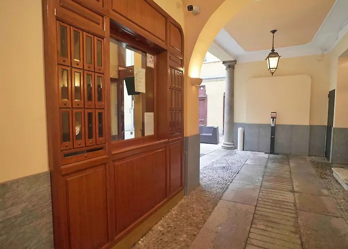 Bright & Chic 1bdr With Shared Rooftop Terrace In San Babila Apartment Mailand