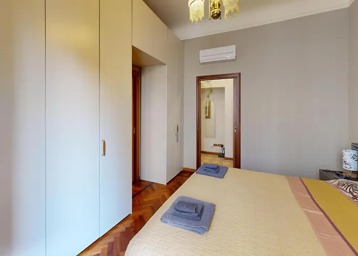 Wonderful Downtown Apartment-hd Netflix, King-size Bed, Two Minutes' Walk From Metro