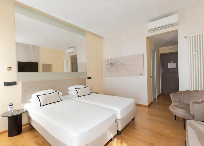 Ah - Fashion District