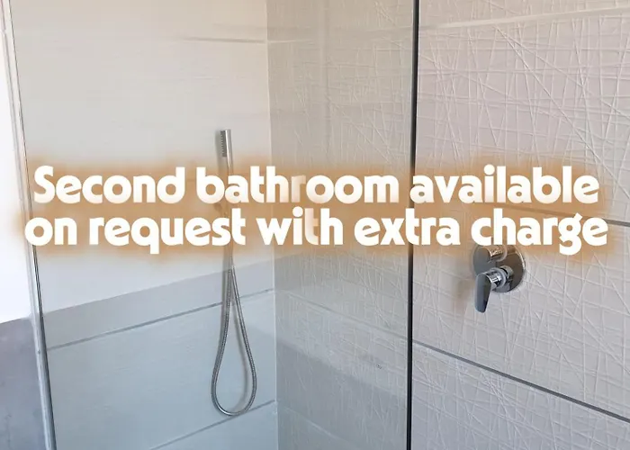 Spacious & Lovely - 4 Queen Bed Apartment *