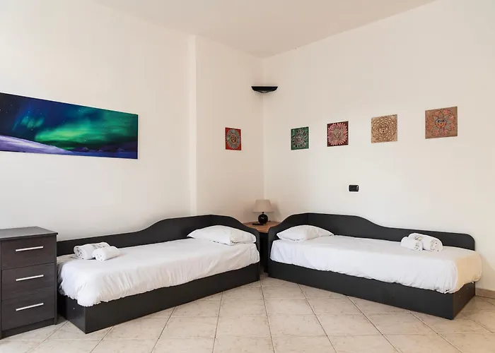 Youhosty - Secret Garden Milán