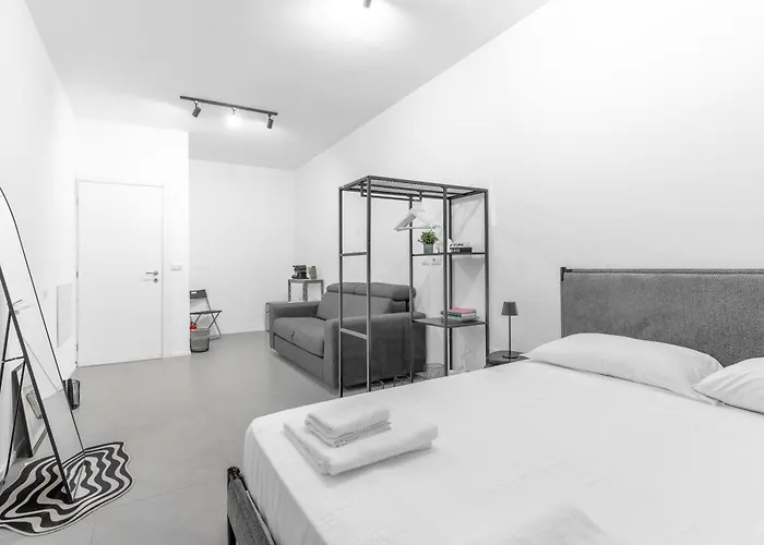 12 -near Train Station -15 Min Rho Fiera-duomo-malpensa בית הארחה